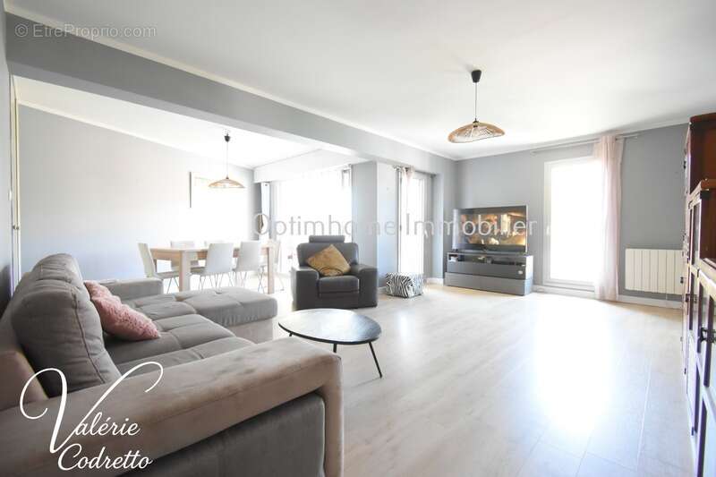 Appartement traversant 87 m² avec terrasse plein sud, parking et 2 caves – Hyères Centre 83400 - photo 2