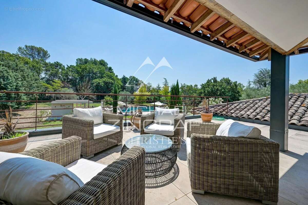À quelques minutes du cœur d'Aix-en-Provence – Propriété d'exception de 12 pièces de 650 m² sur 1,2 hectares - photo 19