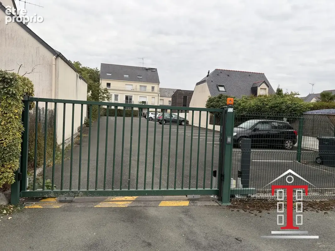 Parking à LES PONTS-DE-CE