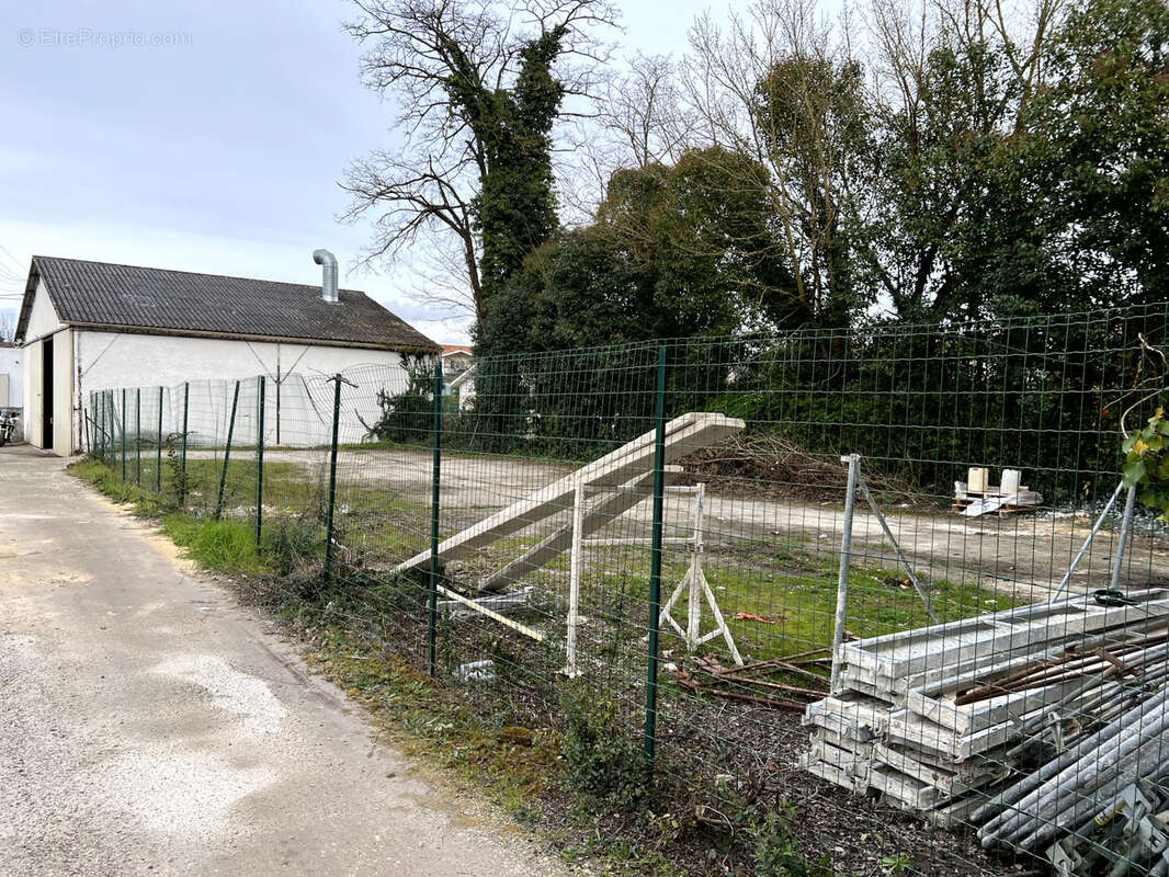 A vendre hangar avec terrain à bâtir - photo 2