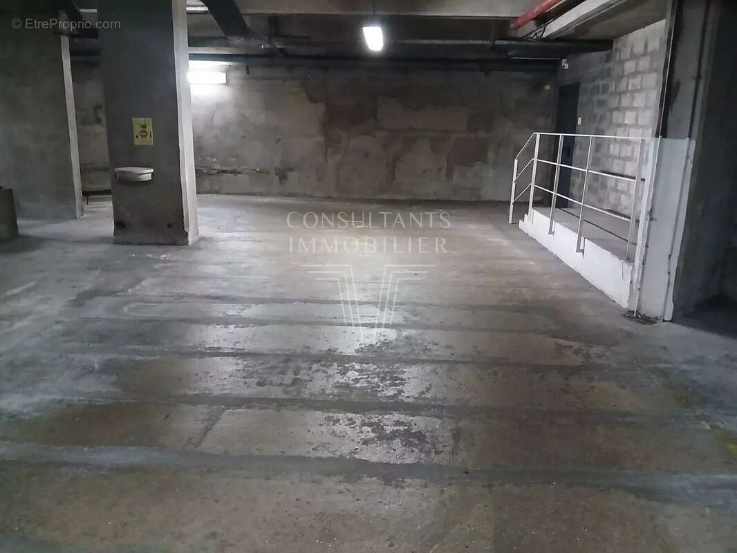 Parking à PARIS-16E