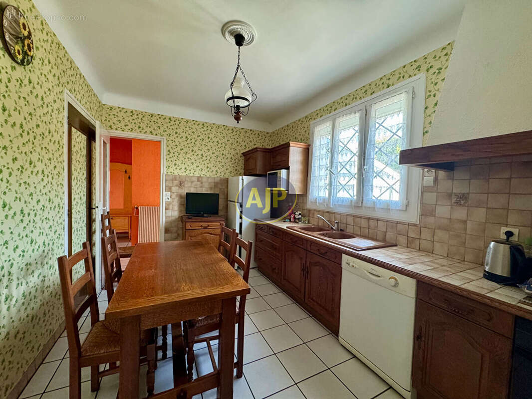 Maison individuelle de plain-pied avec jardin paysagé et beau potentiel - photo 7