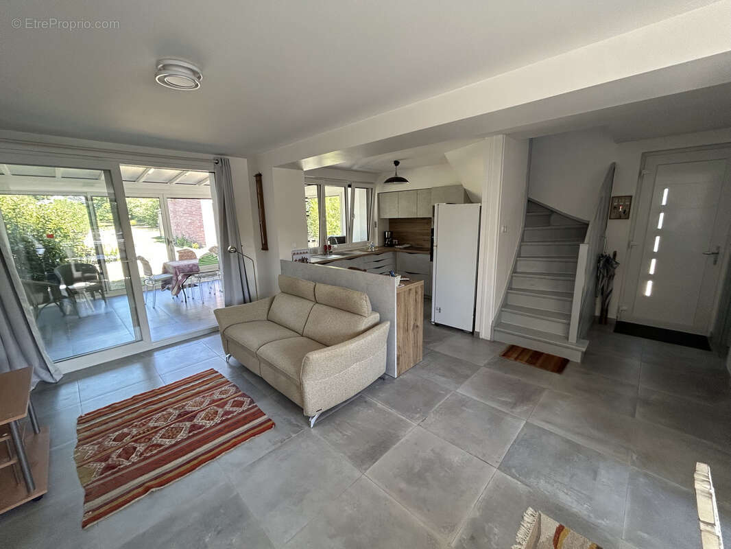 Maison semi individuelle entièrement rénovée avec gout, secteur calme et prisé ! - photo 3