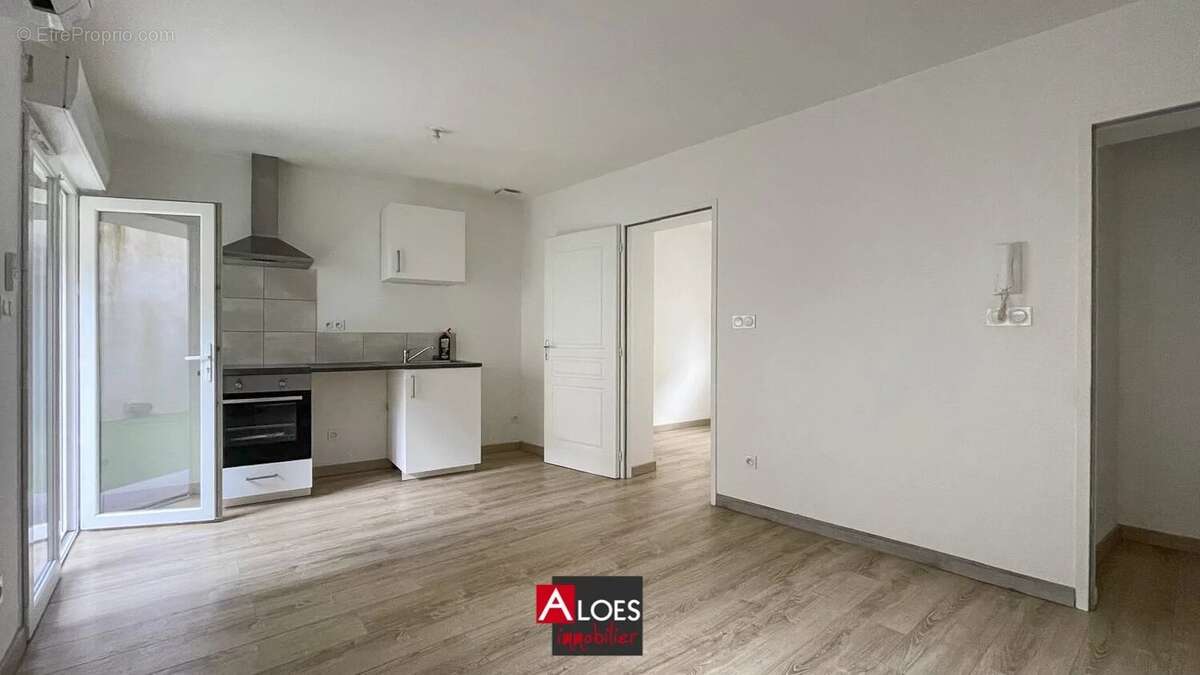 Appartement à UCHAUD