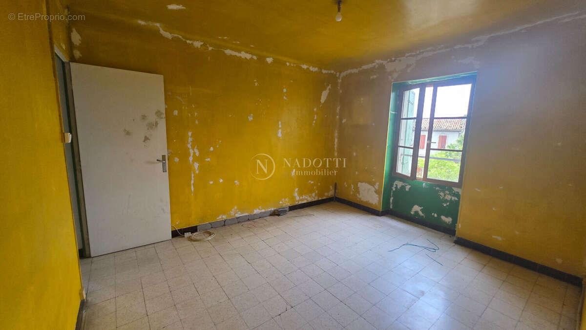 A vendre - Lauris, T2 à rénover au dernier étage - photo 2