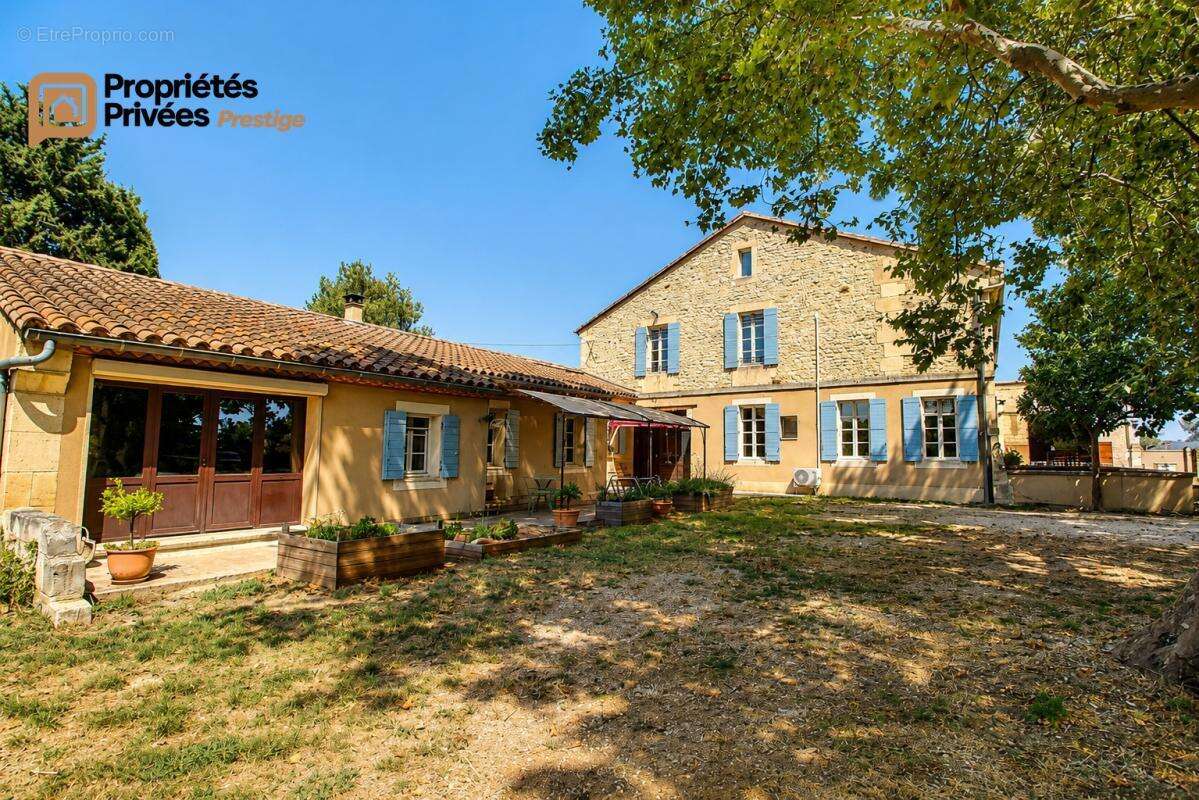 TARASCON  EN EXCLUSIVITÉ  Exceptionnel mas en pierre rénové de 364 m² habitables, offrant près de 944 m² bâtis sur un terrain cl - photo 9