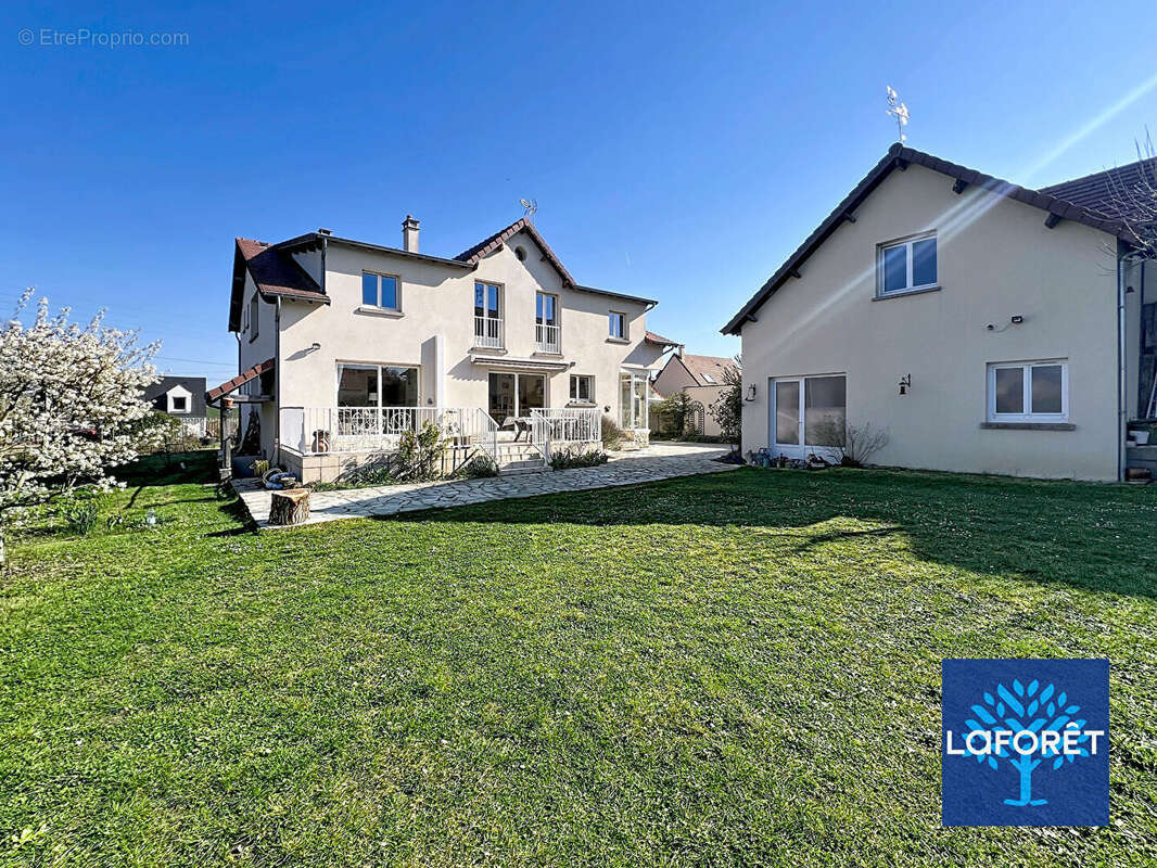 Maison à D'HUISON-LONGUEVILLE