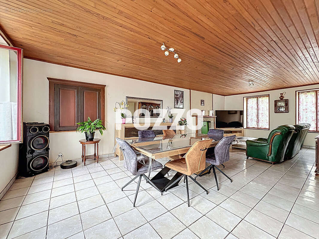 A Vendre - Saint Hilaire Du Harcouet - Maison 7 pièce(s) 160 m² - Centre-ville - photo 3
