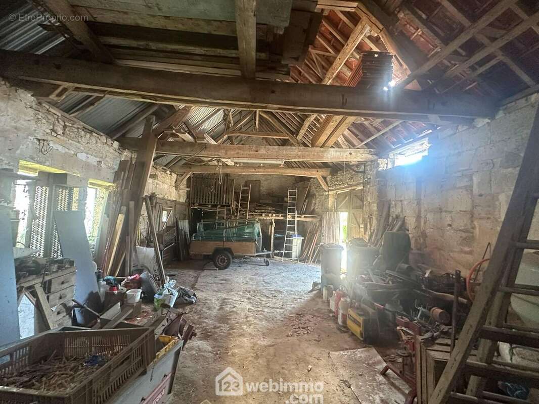 Idéal, pour le stockage ou un éventuel atelier - Maison à MONTCHALONS