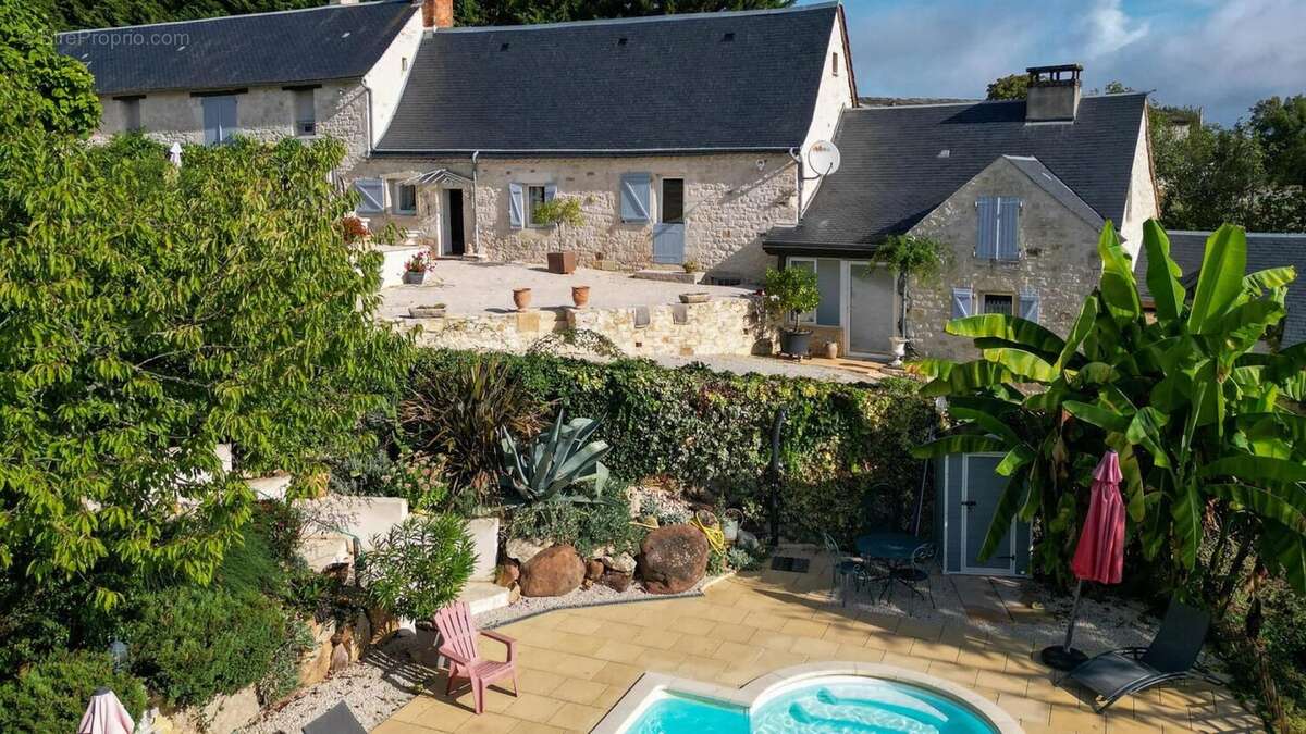 Secteur CARLUX, sur les hauteurs, Longère composée d'une maison, - photo 2