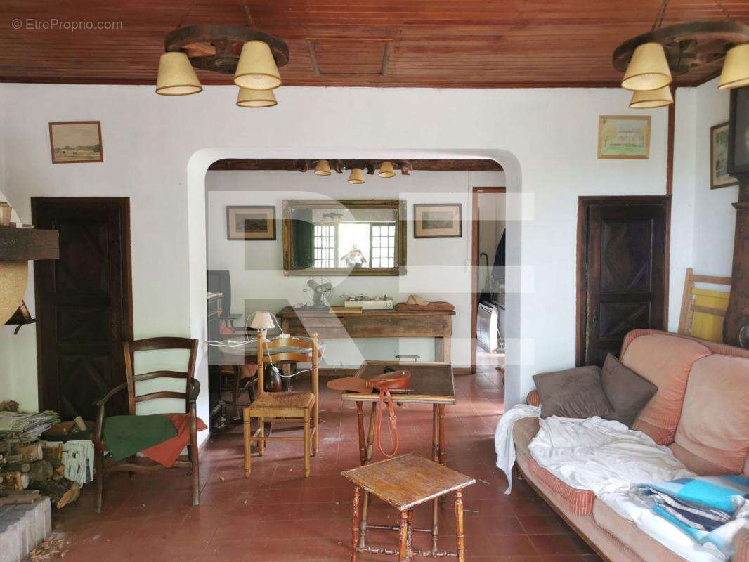 Maison à CRUVIERS-LASCOURS