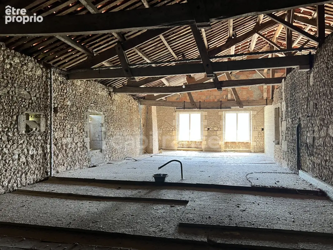 Demeure de caractère avec piscine et dépendances - Un lieu à réinventer - Chevanceaux (17) - photo 14