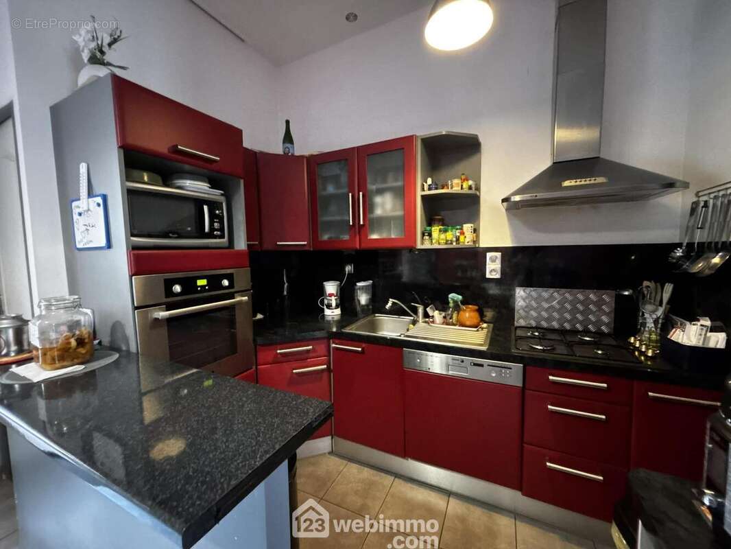 Cuisine ouverte, aménagée et équipée, attenant un WC indépendant. - Maison à CHATELLERAULT