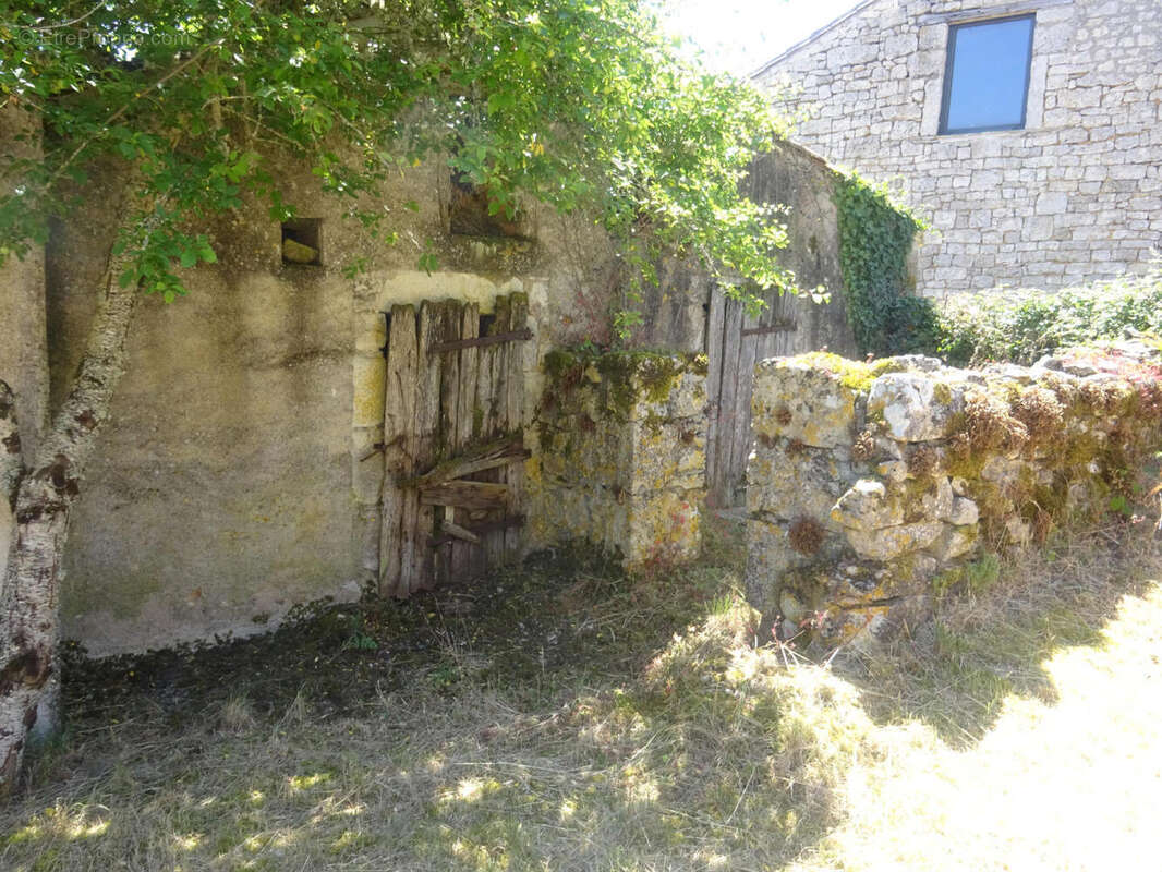 Cahors au nord Maison en pierre avec dépendances - photo 16