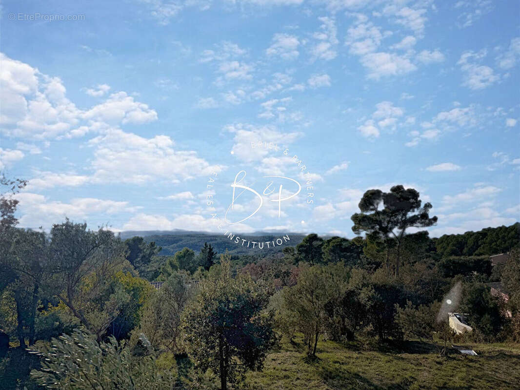 Terrain à LORGUES