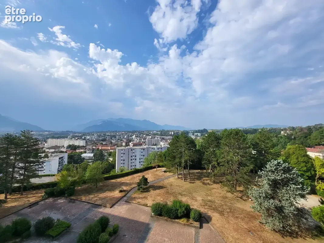 VOIRON – Appartement 5 pièces rénové avec vue panoramique - photo 4