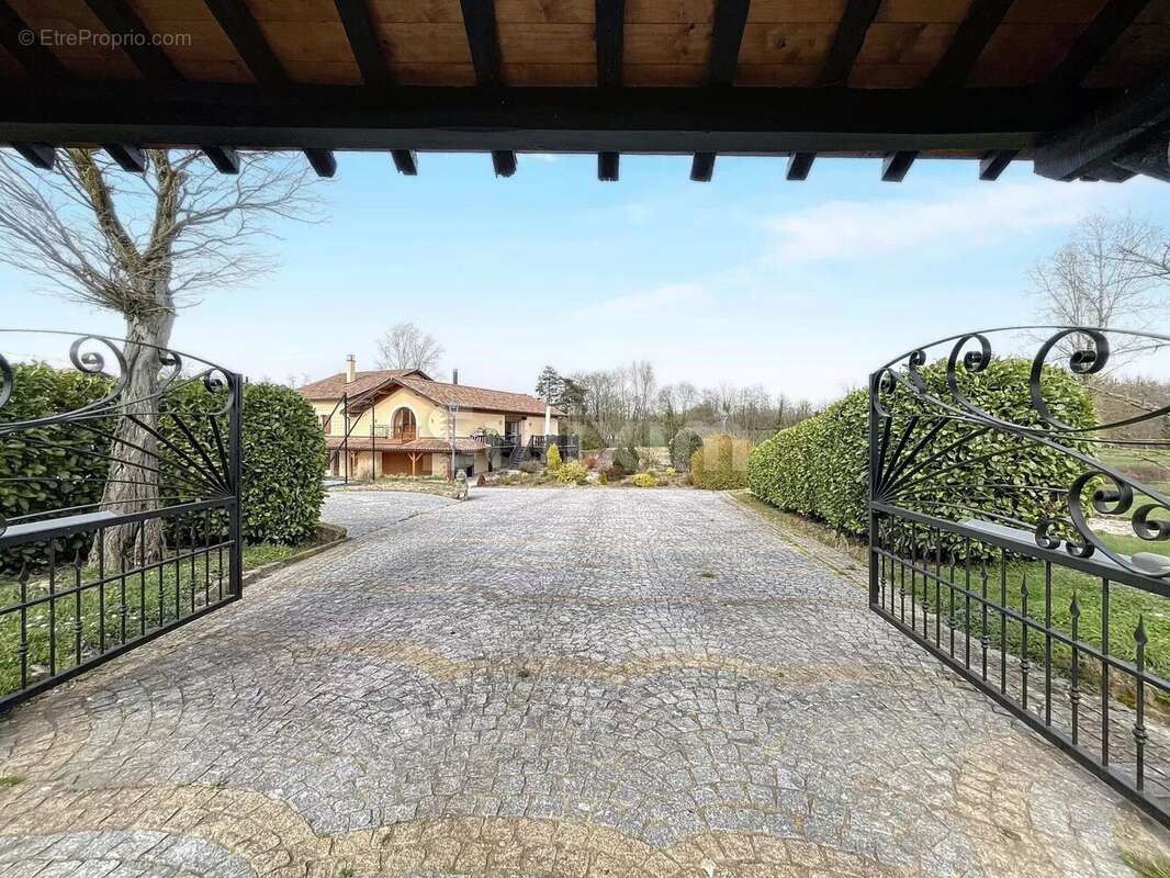 Maison à CHATILLON-SUR-CHALARONNE