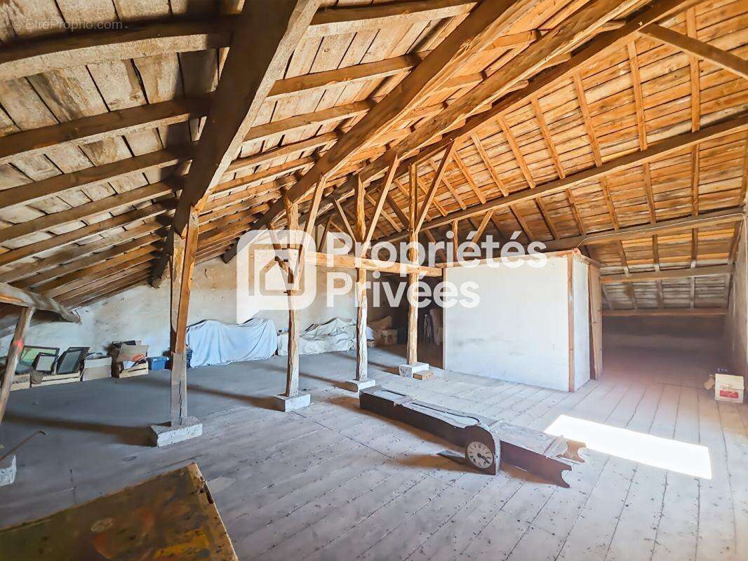 Grande maison en pierre à rénover avec jardin, dépendances et fort potentiel - photo 17