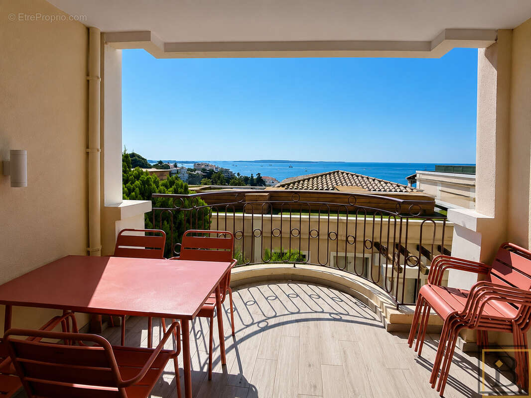 Vue mer pour ce 3 pièces avec terrasse et parking. Idéal investissement locatif à Cannes. - photo 2