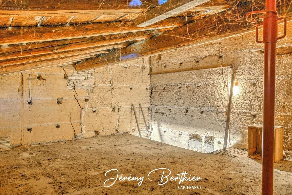GENAY (69) - Grange de 140 m² - 4 pièces - 434 m² de terrain - Fort potentiel - photo 16