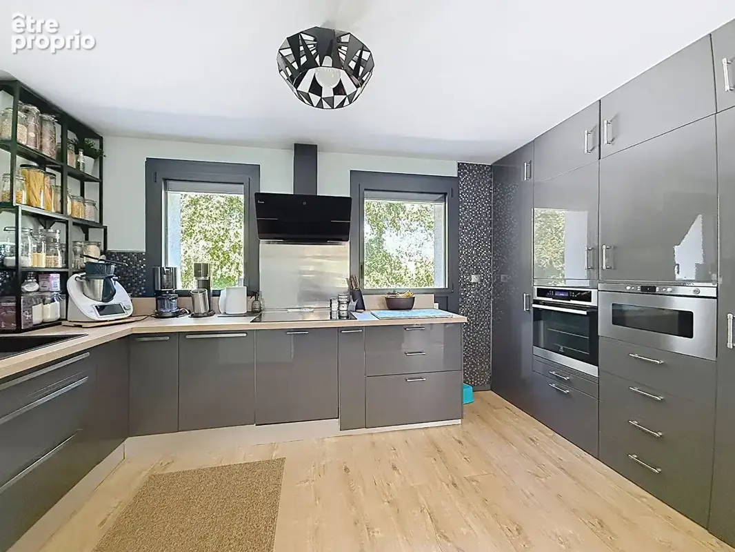 Charmante villa dans un écrin de verdure au calme , 3 chambre et un T2 indépendant, sous sol, piscine. - photo 14