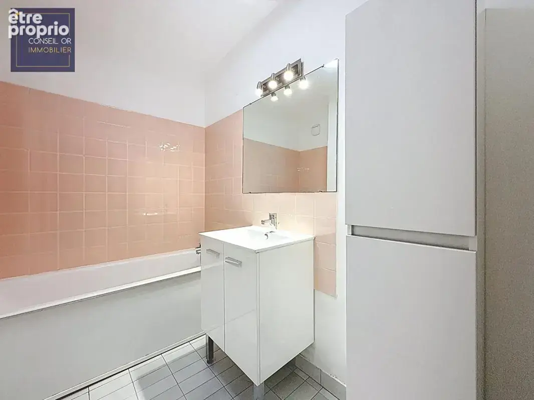 T4 - 82,5 m2 - 3 chambres - Balcon - Parking sous sol - cave - photo 12