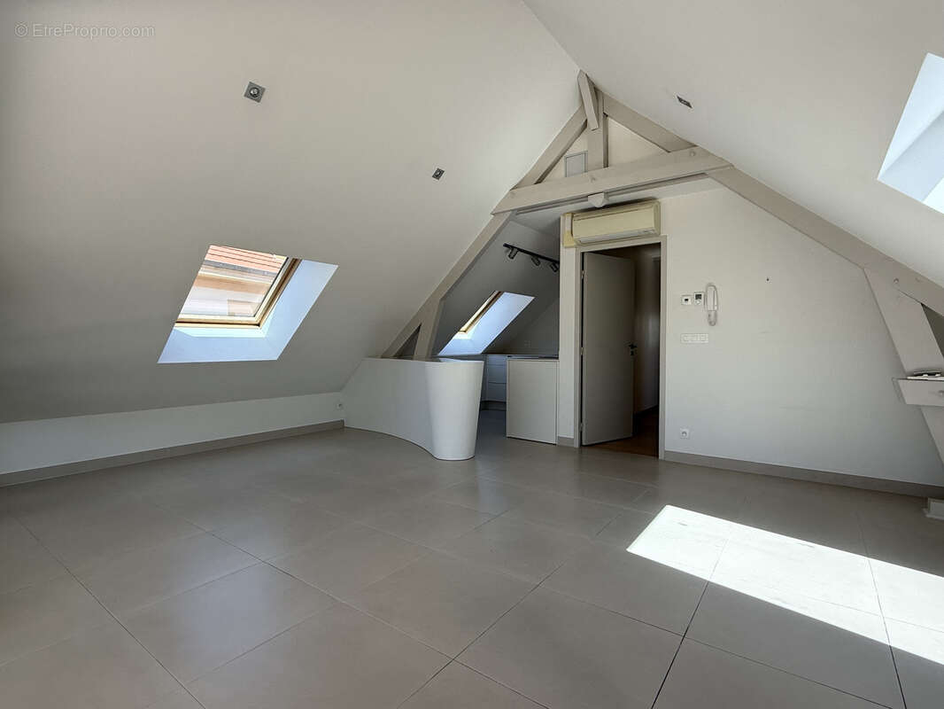 Appartement à CHATEL-SAINT-GERMAIN