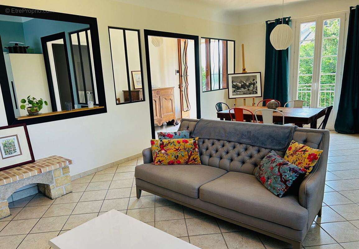 Maison à CREUZIER-LE-VIEUX