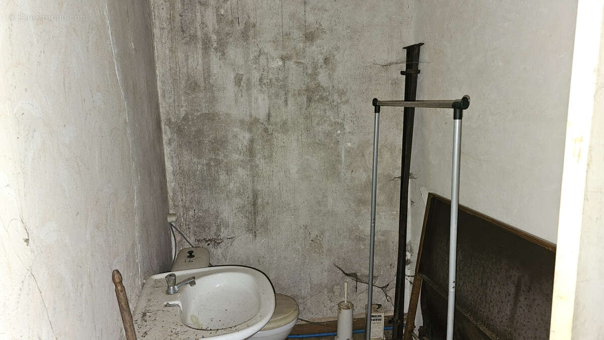 Maison ancienne avec dépendances et terrain à rénover - photo 9
