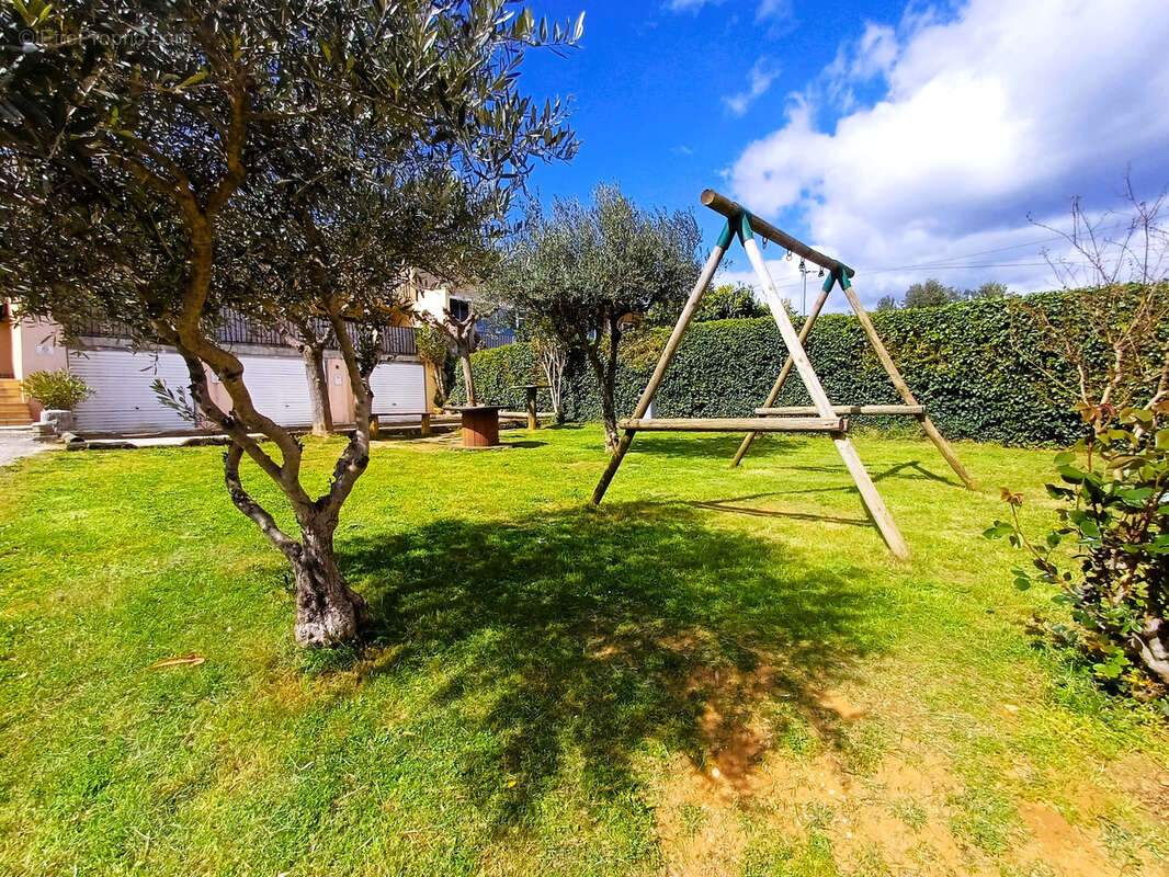 Appartement T4, vue, terrasse et parking (Chataignier), résidence fermée avec piscine et terrain de pétanque - photo 11