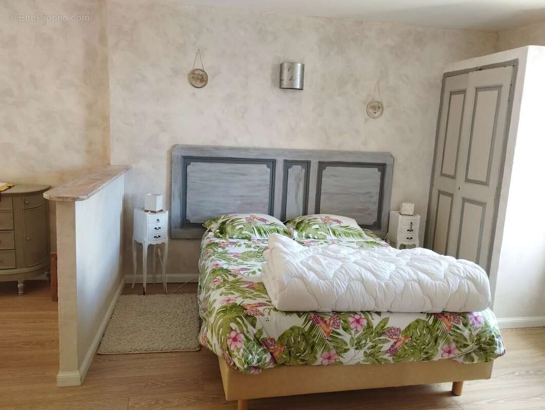 Appartement à COURSEGOULES