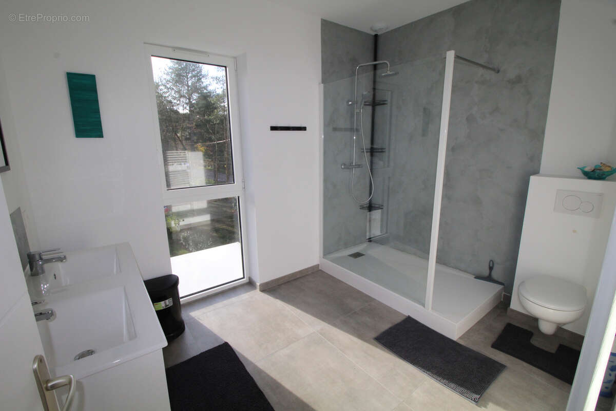 Bâtie sur 550 m2 dans un secteur calme, jolie villa récente de 4ch et 2 sdb - photo 10