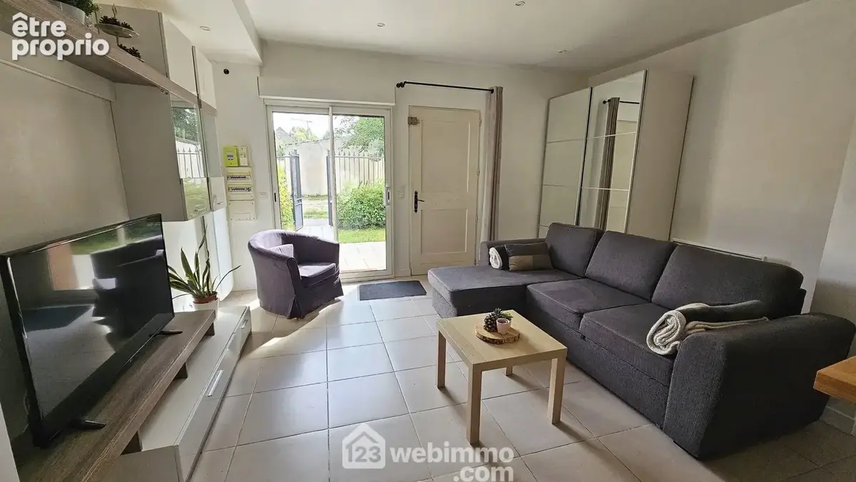Un séjour lumineux de 25 m² avec un accès sur une première terrasse de 26 m². - Maison à FONTAINEBLEAU