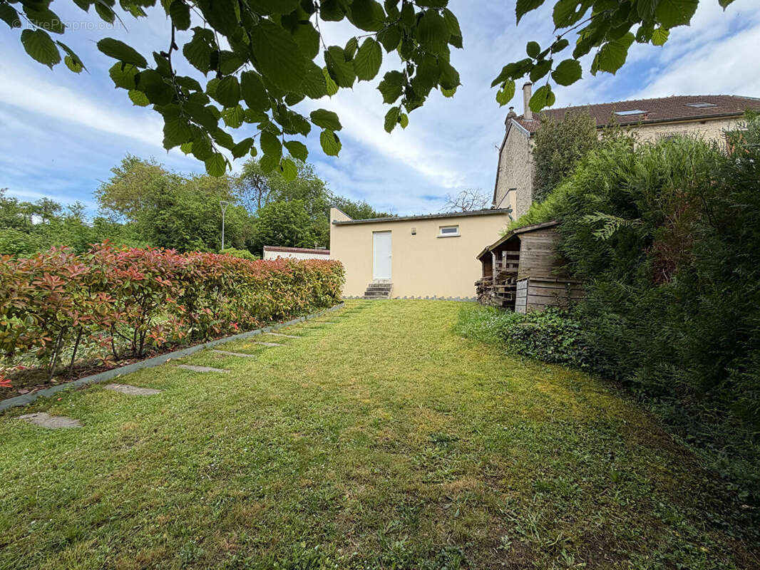 Élégante maison familiale de 155 m² avec jardin paysager et double garage - photo 9