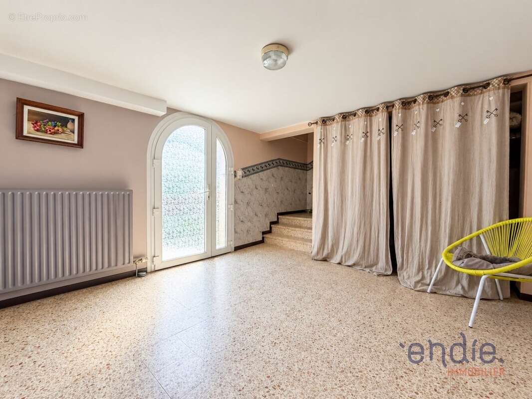 Spacieuse maison familiale de 226 m² avec sept chambres et piscine - photo 5