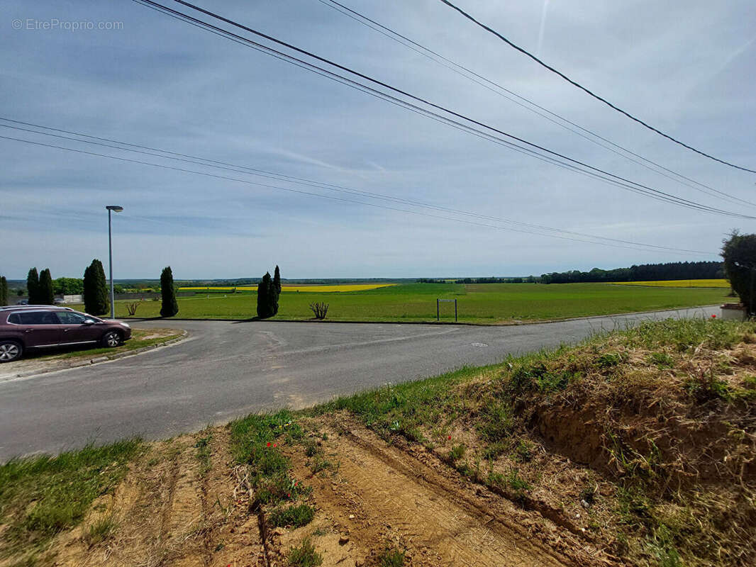 Terrain à LES AIX-D'ANGILLON