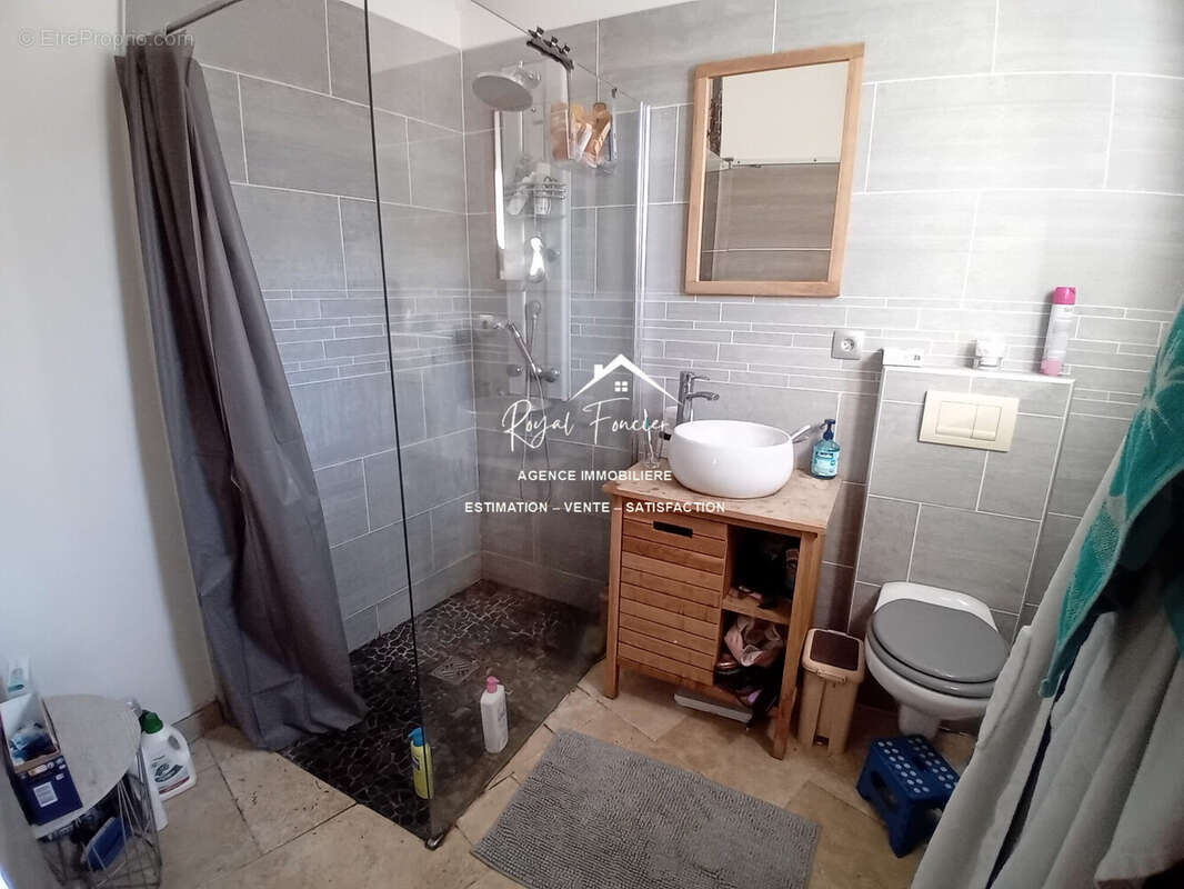 Salle d&#039;eau avec WC + buanderie  - Maison à SAINTE-MAURE-DE-TOURAINE