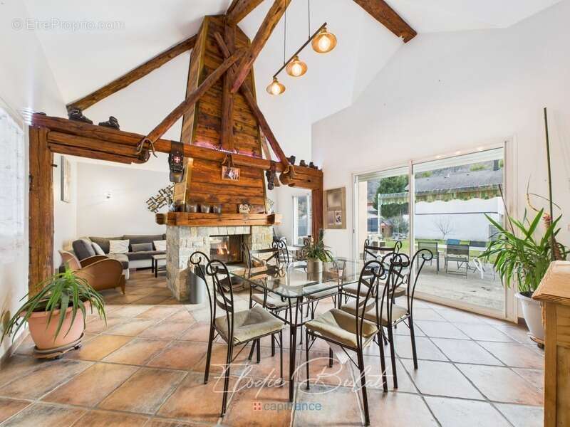 Maison familiale avec piscine, jacuzzi, dépendance de 70 m² et vaste sous-sol - photo 2