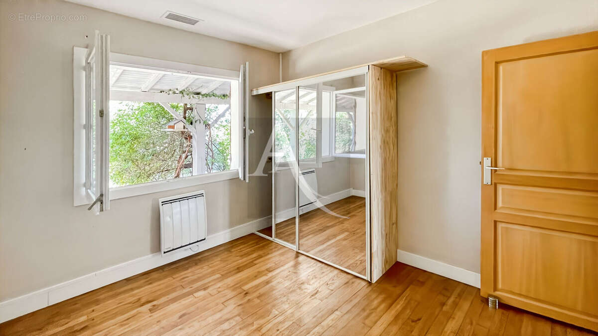 Maison avec dépendances, piscine et terrain plat - 3 chambres - 1 bureau - photo 11