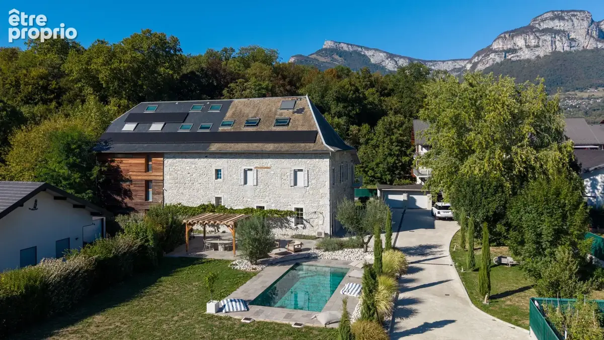 La Ravoire centre - Ancienne ferme entièrement rénové de 362m2 - terrain 1736m2 - Piscine chauffée - photo 3