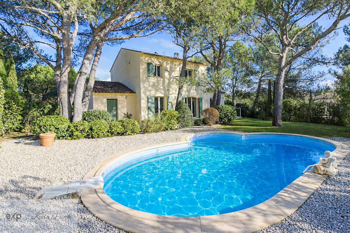 Kyela Puech- eXp Luxury France propose sur le Domaine de golf, Pont Royal, villa, piscine, jardin, suite de plain-pied - Maison à MALLEMORT