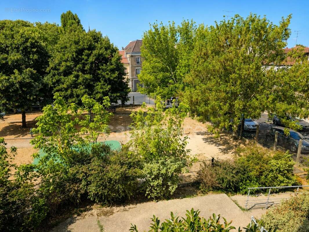 Appartement F3 avec loggia et parking - proche commerces et gare - photo 4
