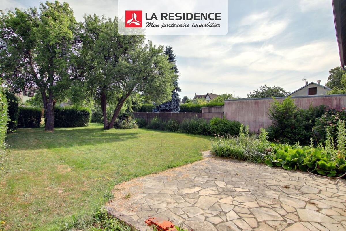 Maison à LE MESNIL-SAINT-DENIS