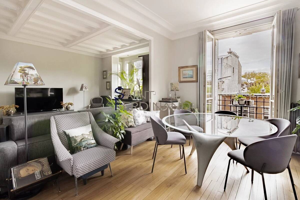 Appartement à PARIS-16E