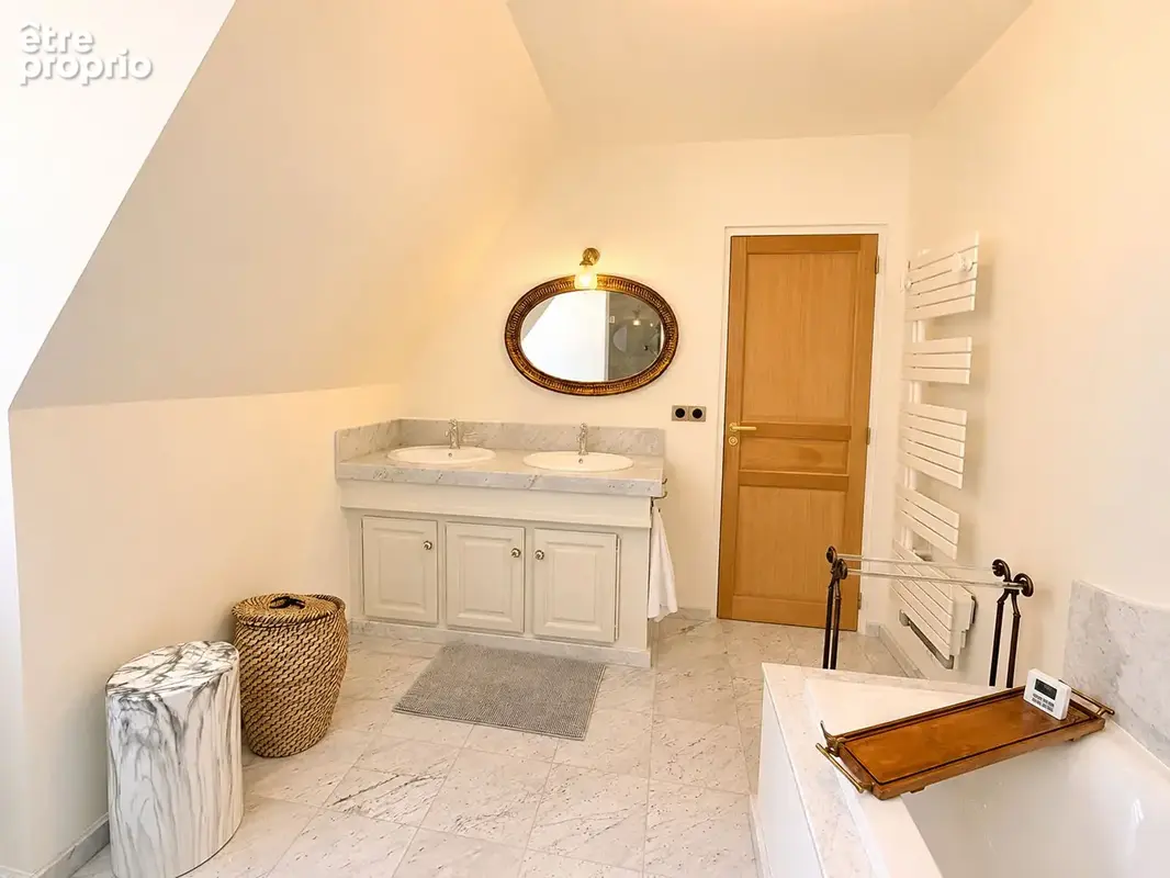 Propriété d'une magnifique architecture de 220 m² sur 3600m² de terrain avec piscine et garage double ainsi que sa dépendance. - photo 15