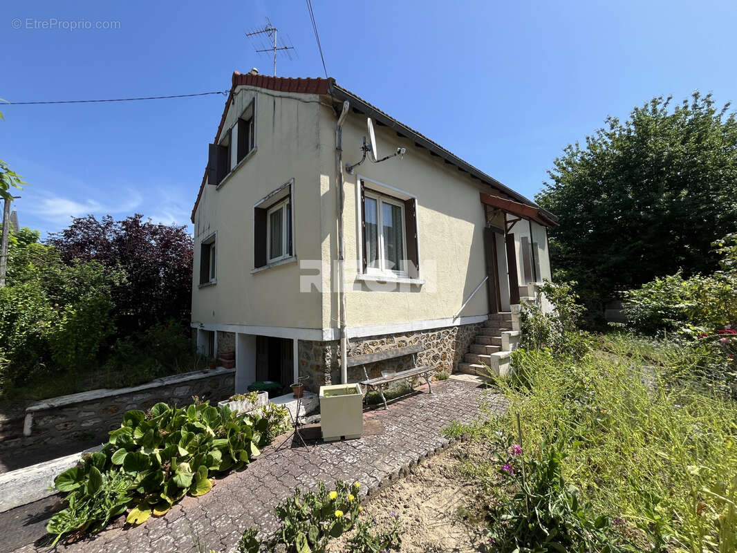 Maison à SAINTE-GENEVIEVE-DES-BOIS
