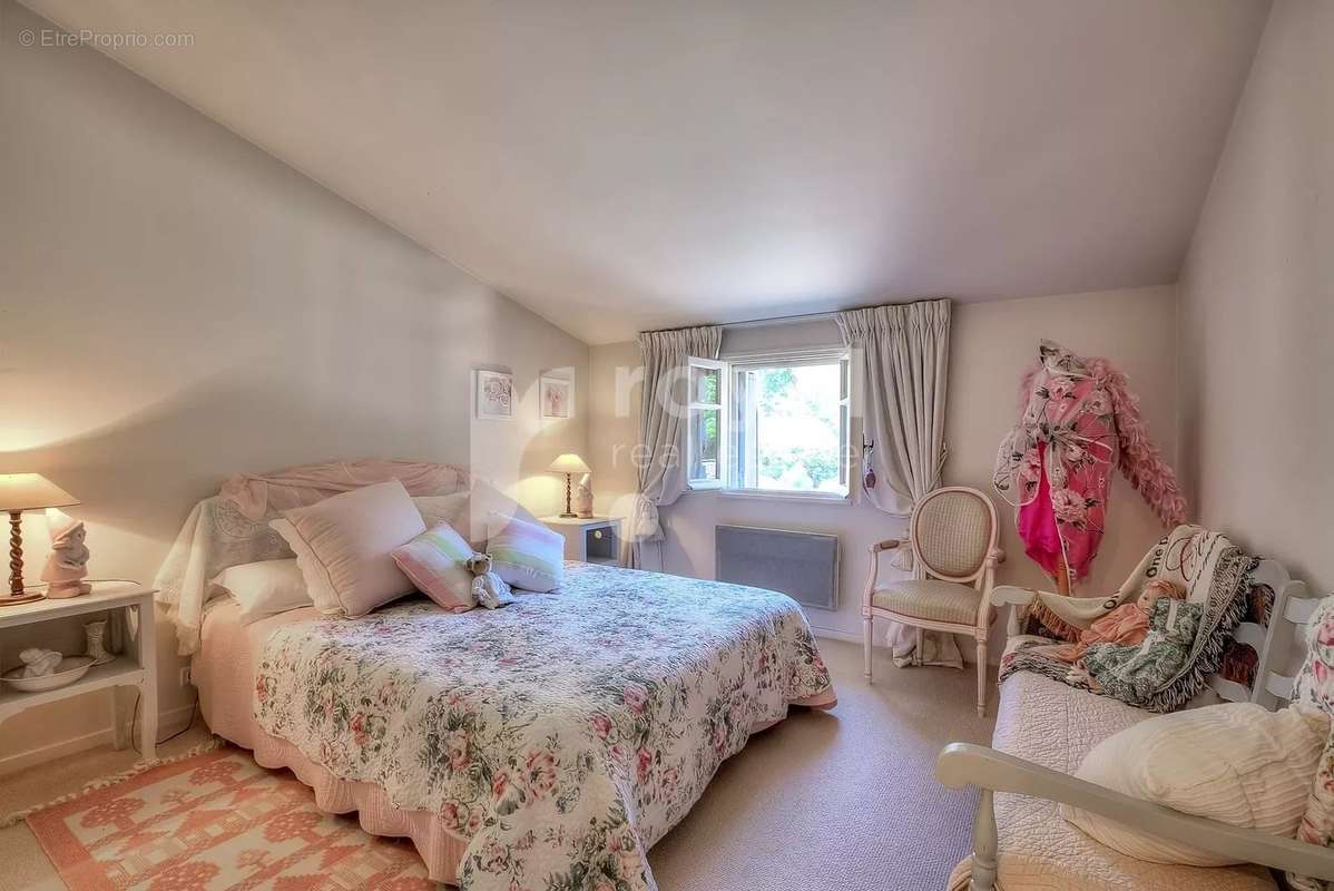 Maison à CHATEAUNEUF-GRASSE