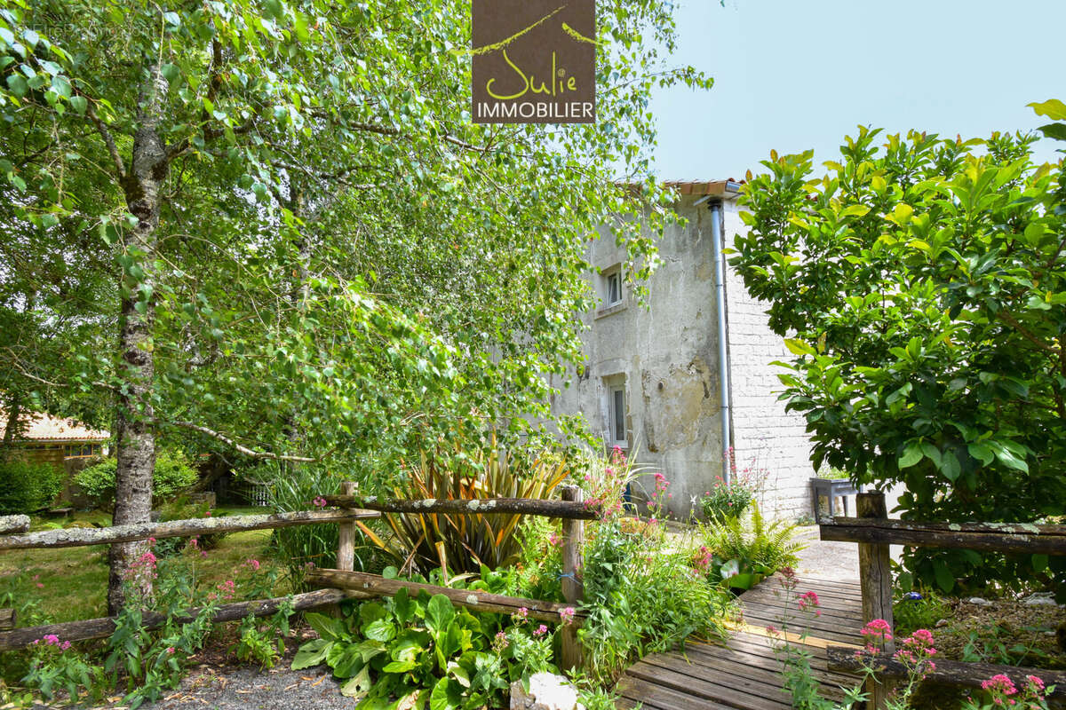 Maison à MONCOUTANT