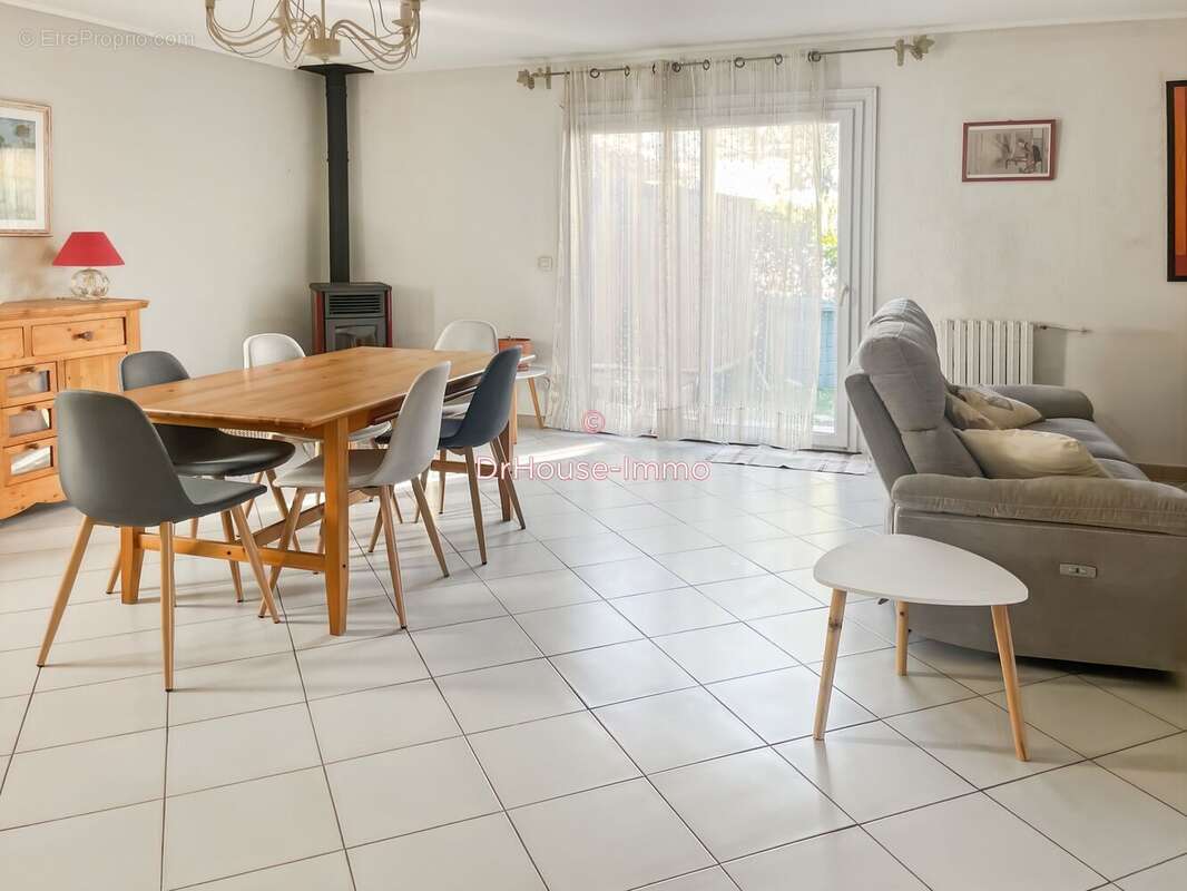 Maison à MONTBAZIN