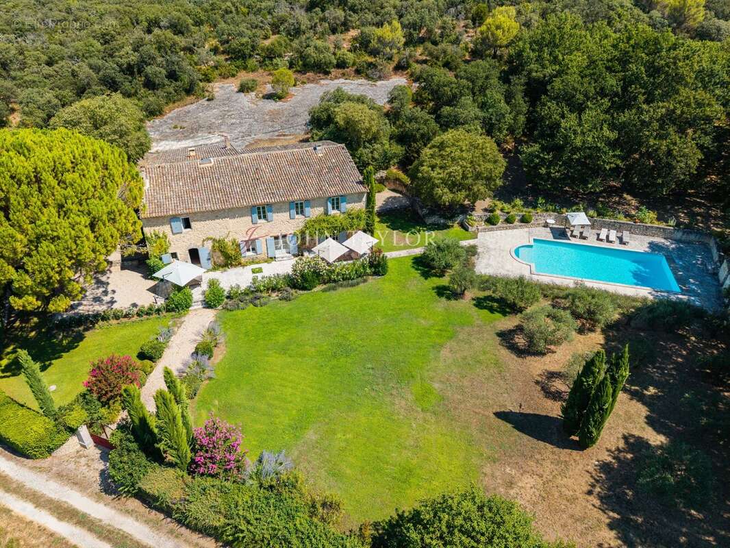 Mas en Pierre d'Exception à Vendre à Ménerbes : Charme Provençal et Piscine Chauffée - photo 7